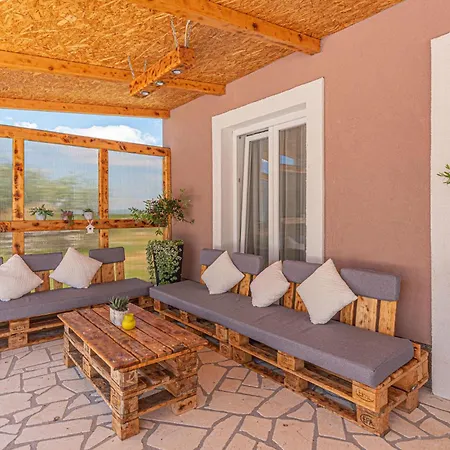 In - Miljevci Holiday home