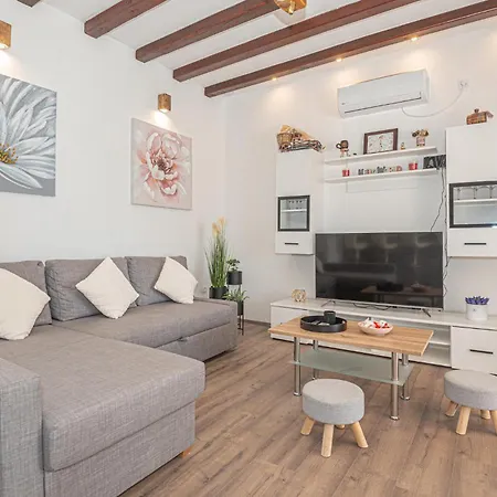 In - Miljevci Holiday home Kaocine