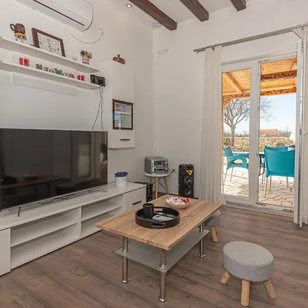 In - Miljevci Holiday home