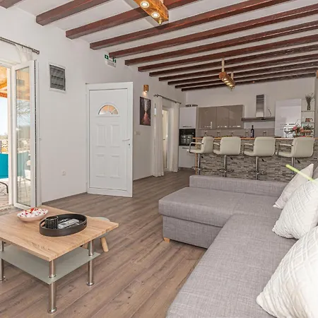 In - Miljevci Holiday home Kaocine