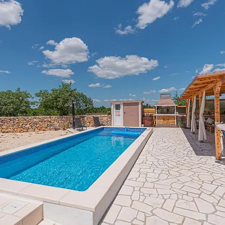 In - Miljevci Holiday home *
